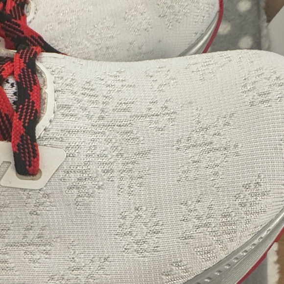 Brooks Levitate 6 Holiday Never Worn - Picture 4 of 5